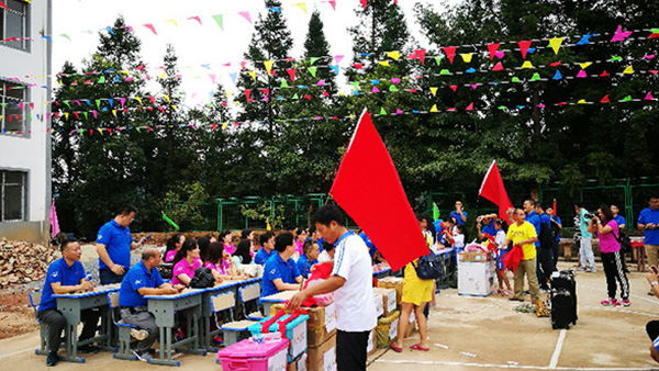 共同前行， 温暖你我——徐州华体会体育统一医药连锁销售有限公司贵州修文小学助学行